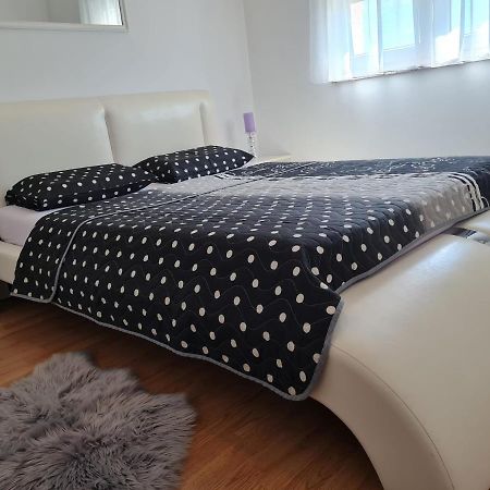 Apartment Tomas Near The Beach プーラ エクステリア 写真