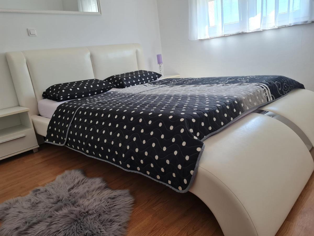 Apartment Tomas Near The Beach プーラ エクステリア 写真