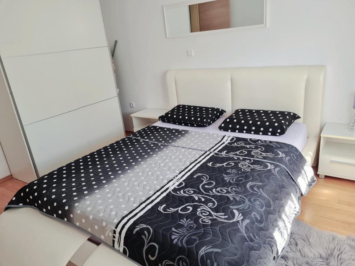 Apartment Tomas Near The Beach プーラ エクステリア 写真